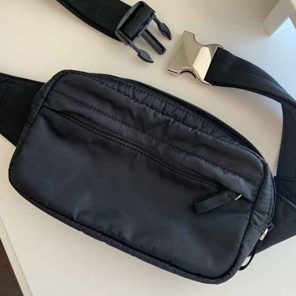 Aritzia Main Character Classic Waistpack - Picture 4 of 4